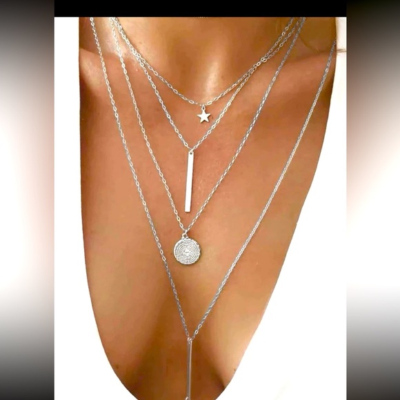 Jewelry - Silver Layered Pendant Necklace NEW 🏷️